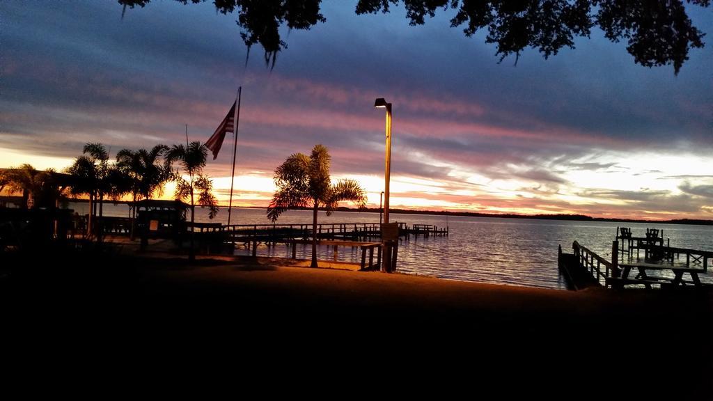 Lakeside Inn And Cafe سانت كلود المظهر الخارجي الصورة